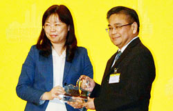 總幹事郭烈東先生代表接受「201314年度傑出家庭友善僱主」
