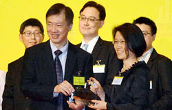 本會人力資源總監陳玉英女士代表接受「201314年度家庭友善創意獎」