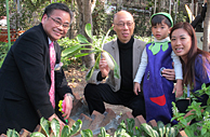 图片5:黄锦星局长与小朋友一同收割萝蔔