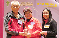图片2:冯桂坤夫妇荣获「恩爱夫妻选举」金奖，冯桂坤伯伯的疼惜是支持太太对抗癌症的最大动力。
