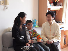 林郑月娥司长与其中一户家庭叶太及其儿子倾谈
