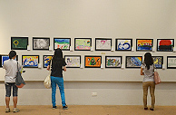 會場展出多幅青少年的畫作