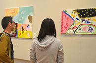 會場展出多幅青少年的畫作