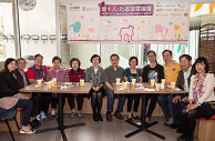 圖片l翠屏(南)邨社區領袖與「愛+人」前項目調查研究員及現任食物及衞生局副局長陳肇始教授合照