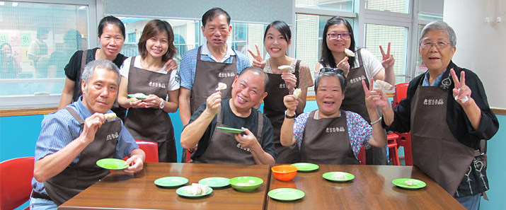 相片:唐記包點員工與老友記一同品嚐色、香、味俱全的點心作品