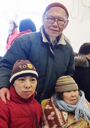 关爱双老家庭     照顾路上结伴同行