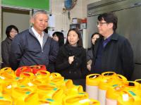 Cover Image - Mr. Ambrose Lee, Secretary for Security of The HKSAR Govt - Visited CFSC Elderly Service (Photo provided by The Information Services Dept)