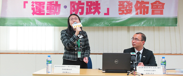 相片: 本會高級服務經理黃菊靜女士(左)建議長者應更具體了解自己的身體平衡狀況，並選取合適運動作出針對性和恆常性訓練。