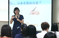 圖片: 江學瀅老師透過生動的故事分享與同學介紹什麼是藝術治療