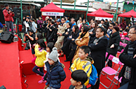 	現場嘉賓及寮屋區街坊一起做「零時間運動」，體驗好玩好易好快見效三大好處。