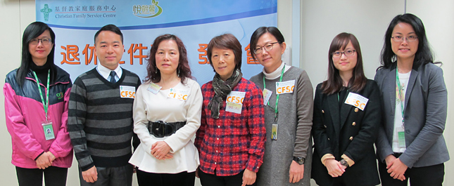 左起基督教家庭服務中心助理總幹事(管治及行政)陳潔玲、高級經理(發展)劉德基、照顧者Marianna、郭太、社工周姑娘、汪姑娘、服務總監(長者社區服務及健康服務)陳鳳雯