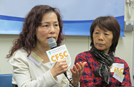 50歲以上的Marianna(左)及郭太分享照顧患有認知障礙症家人的困難