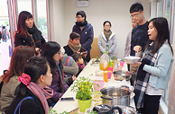 現場特設工作坊，教授天然方法製作防蟲包及清潔劑。