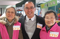 李婆婆(左)及黎婆婆(右)感謝香港專業教育學院(葵涌)應用科學系講師註冊物理治療師胡煒生先生(中)的指導，協助她們解決排便問題。