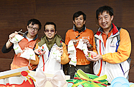義工們將收集的賀年糖果填滿「禮物包」，並轉贈予是次活動的基層兒童