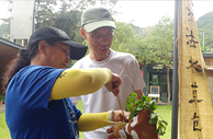 黃局長現身參與古法水草包裝，更即席紮起大嘥鬼
