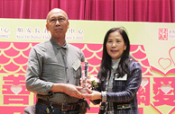 社會福利署觀塘區助理福利專員1陳婉貞女士頒發「友善商舖」嘉許予鎖匙店老闆鄭先生。